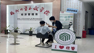 “经”心“疫”剪，情暖校园